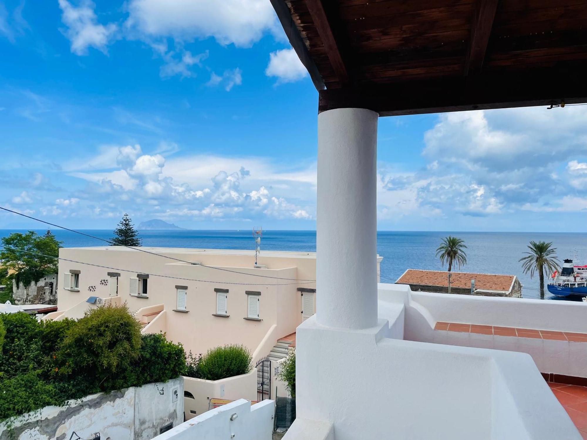 Villa Margherita - Appartamenti A Due Passi Dal Corso Di Santa Marina Salina A 100 Mt Dalla Spiaggia Luaran gambar